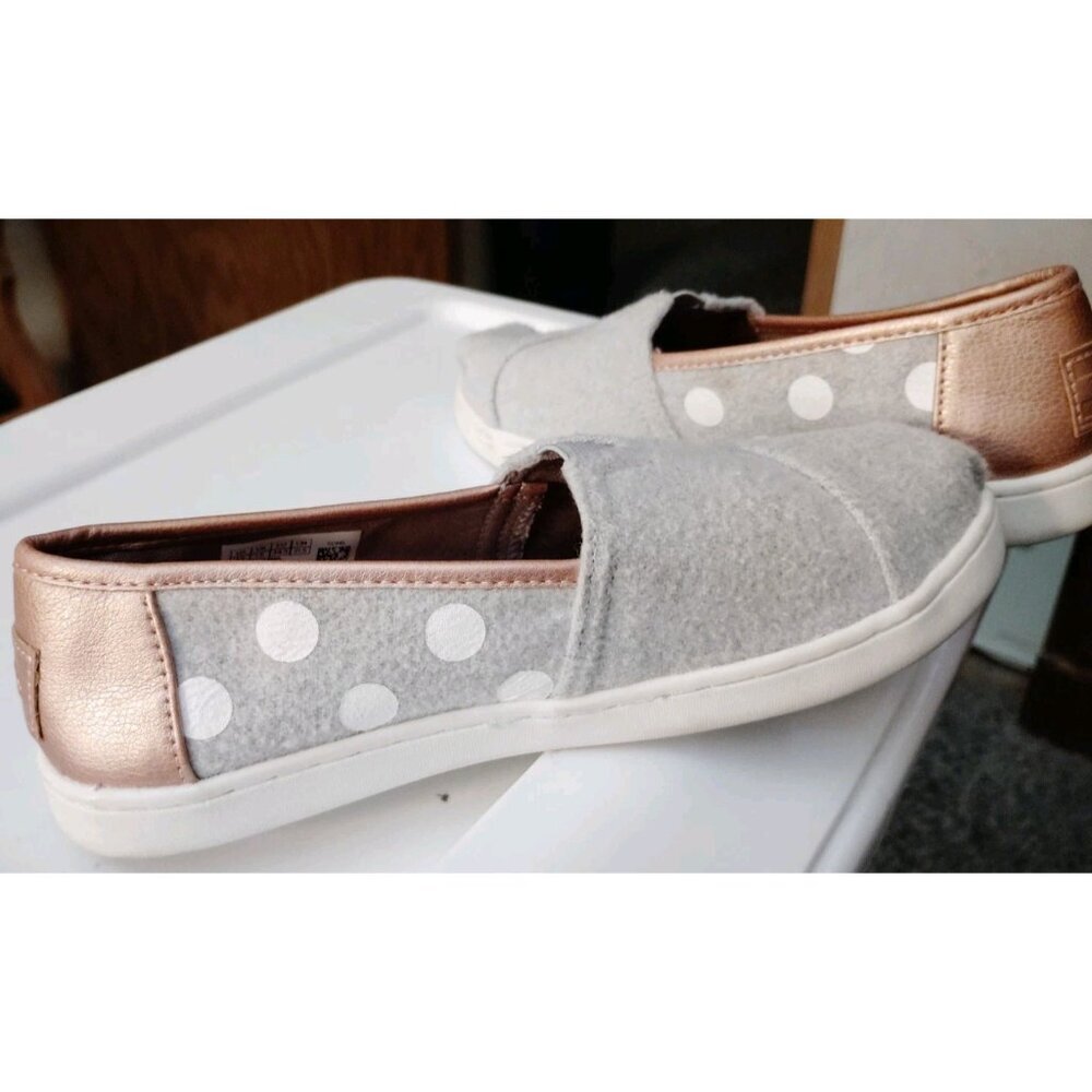 TOMS Size 2.5 Girls Gray White Polka Dot Metallic Rose Slip On Shoes NICE - Picture 4 of 9